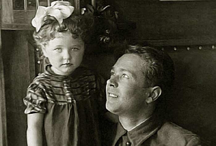 Наталья Фатеева в детстве с отцом