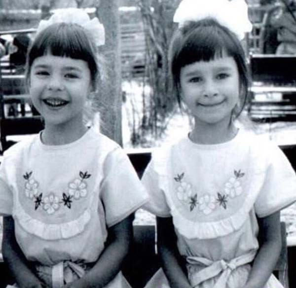Наталья Подольская в детстве с сестрой-двойняшкой