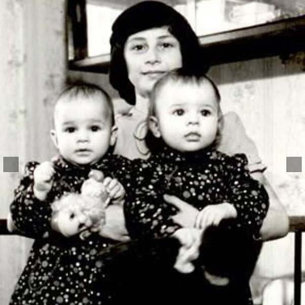 Наталья Подольская в детстве с мамой и сестрой-двойняшкой