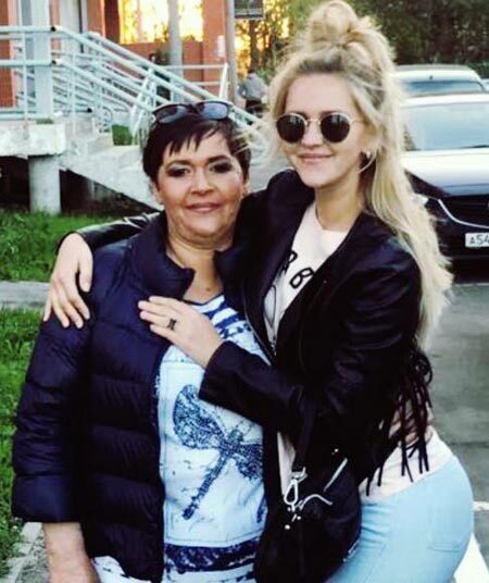 Оксана Яковлева с мамой