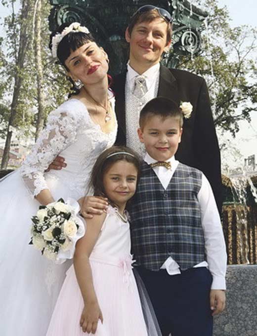 Олег Филипчик и жена Наталья Жильцова с детьми