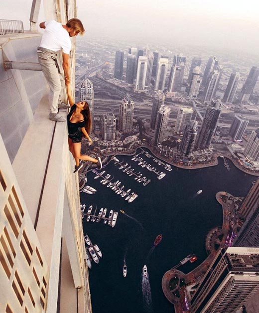 Виктория Одинцова висит на одной руке на крыше небоскреба в Дубае